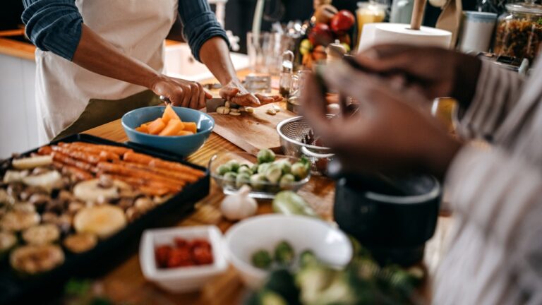 women preparing thanksgiving