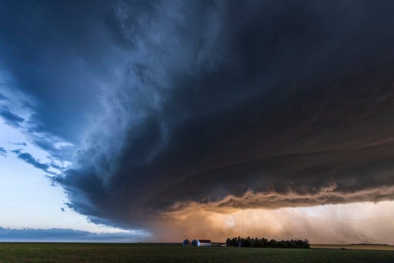 Severe mothership shaped thunderstorm races across Kansas USA